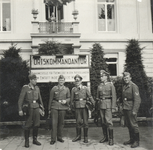 351652 Afbeelding van een groepje Duitse militairen voor de Ortskommandantur ( Annahmestelle für Freiwillige in den ...